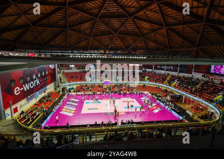 Busto Arsizio, Italia. 13 ottobre 2024. Una visione generale all'interno dell'arena durante la partita femminile Volley serie A 2024/25 tra UYBA Eurotek Volley Busto Arsizio e Volley Bergamo 1991 al punteggio finale di e-Work Arena; UYBA Busto A 1:3 Volley Bergamo crediti: SOPA Images Limited/Alamy Live News Foto Stock