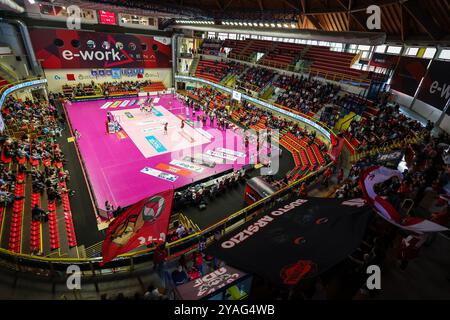 Busto Arsizio, Italia. 13 ottobre 2024. Una visione generale all'interno dell'arena durante la partita femminile Volley serie A 2024/25 tra UYBA Eurotek Volley Busto Arsizio e Volley Bergamo 1991 al punteggio finale di e-Work Arena; UYBA Busto A 1:3 Volley Bergamo crediti: SOPA Images Limited/Alamy Live News Foto Stock