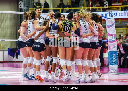 Busto Arsizio, Italia. 13 ottobre 2024. Le giocatrici del Volley Bergamo celebrano la vittoria al termine della partita durante la partita di Volley serie A femminile 2024/25 tra UYBA Eurotek Volley Busto Arsizio e Volley Bergamo 1991 al punteggio finale di e-Work Arena; UYBA Busto A 1:3 Volley Bergamo crediti: SOPA Images Limited/Alamy Live News Foto Stock