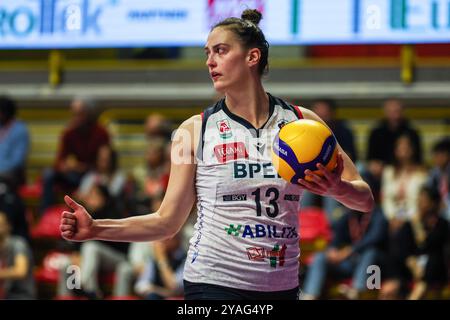 Busto Arsizio, Italia. 13 ottobre 2024. Ashley Evans #13 del Volley Bergamo gesti durante la Volley serie A femminile 2024/25 match tra UYBA Eurotek Volley Busto Arsizio e Volley Bergamo 1991 al punteggio finale di e-Work Arena; UYBA Busto A 1:3 Volley Bergamo crediti: SOPA Images Limited/Alamy Live News Foto Stock