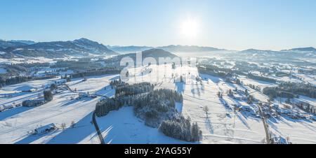 Sole serale vicino a Moosbach nella zona nevosa del lago Allgäu sul confine alpino Foto Stock