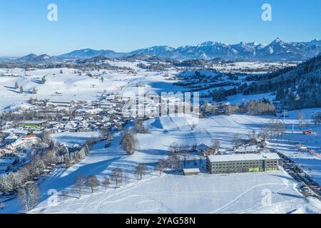 Vista della località di sport invernali di Nesselwang ai margini delle Alpi nel Allgäu in un bellissimo pomeriggio invernale Foto Stock