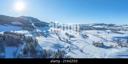 Vista della località di sport invernali di Nesselwang ai margini delle Alpi nel Allgäu in un bellissimo pomeriggio invernale Foto Stock