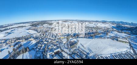 Vista della località di sport invernali di Nesselwang ai margini delle Alpi nel Allgäu in un bellissimo pomeriggio invernale Foto Stock