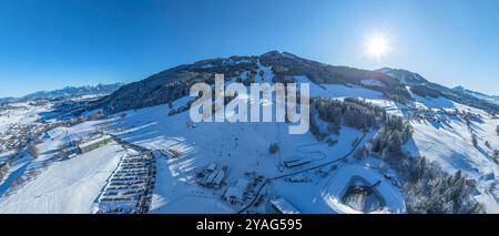 Vista della località di sport invernali di Nesselwang ai margini delle Alpi nel Allgäu in un bellissimo pomeriggio invernale Foto Stock