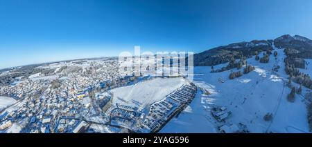 Vista della località di sport invernali di Nesselwang ai margini delle Alpi nel Allgäu in un bellissimo pomeriggio invernale Foto Stock