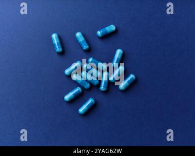 Capsule di aminoacidi su sfondo di carta scura. Messa a fuoco morbida. Foto Stock