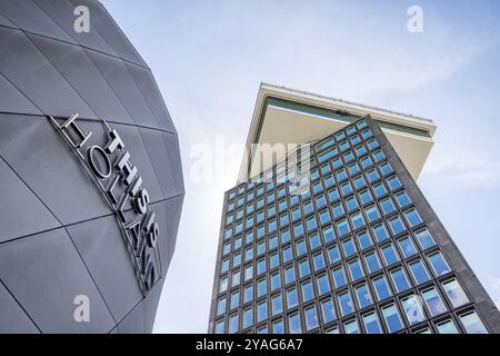 Guardando verso due edifici moderni e astratti ad Amsterdam, i Paesi Bassi conosciuti come A'DAM Tower e This Is Holland, nella foto del 27 maggio 2024. Foto Stock