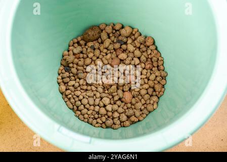 Vaso di fiori con palle di argilla espanse per un drenaggio migliore. Preparazione per il trapianto di piante. Foto Stock