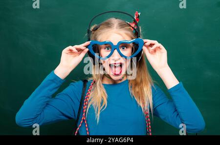 Innamorato della sua vita scolastica. Ragazza di fantasia scolastica. Scuola di moda. Teen spensierato. Sfondo chalkboard ragazza alla moda bionda. Torna a scuola. Elegante Foto Stock