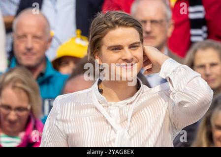 Mainz Schlagersaenger Vincent Gross beim Auftritt am 15.09.2024 in Mainz beim ZDF-Fernsehgarten *** Mainz Schlager cantante Vincent Gross esibendosi il 15 09 2024 a Magonza allo ZDF Fernsehgarten Copyright: XEibner-Pressefoto/GerhardxWingenx EP GWR Foto Stock