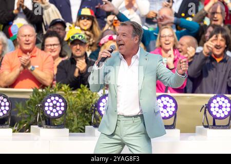 Mainz Schlagersaenger Patrick Lindner beim Auftritt am 15.09.2024 in Mainz beim ZDF-Fernsehgarten *** Mainz Schlager cantante Patrick Lindner esibendosi il 15 09 2024 a Magonza allo ZDF Fernsehgarten Copyright: XEibner-Pressefoto/GerhardxWingenx EP GWR Foto Stock