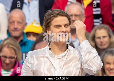 Mainz Schlagersaenger Vincent Gross beim Auftritt am 15.09.2024 in Mainz beim ZDF-Fernsehgarten *** Mainz Schlager cantante Vincent Gross esibendosi il 15 09 2024 a Magonza allo ZDF Fernsehgarten Copyright: XEibner-Pressefoto/GerhardxWingenx EP GWR Foto Stock