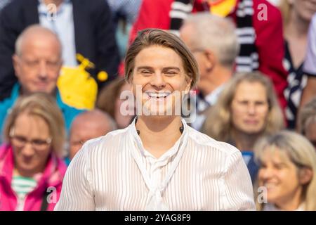 Mainz Schlagersaenger Vincent Gross beim Auftritt am 15.09.2024 in Mainz beim ZDF-Fernsehgarten *** Mainz Schlager cantante Vincent Gross esibendosi il 15 09 2024 a Magonza allo ZDF Fernsehgarten Copyright: XEibner-Pressefoto/GerhardxWingenx EP GWR Foto Stock