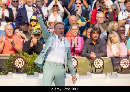 Mainz Schlagersaenger Patrick Lindner beim Auftritt am 15.09.2024 in Mainz beim ZDF-Fernsehgarten *** Mainz Schlager cantante Patrick Lindner esibendosi il 15 09 2024 a Magonza allo ZDF Fernsehgarten Copyright: XEibner-Pressefoto/GerhardxWingenx EP GWR Foto Stock