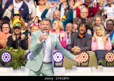 Mainz Schlagersaenger Patrick Lindner beim Auftritt am 15.09.2024 in Mainz beim ZDF-Fernsehgarten *** Mainz Schlager cantante Patrick Lindner esibendosi il 15 09 2024 a Magonza allo ZDF Fernsehgarten Copyright: XEibner-Pressefoto/GerhardxWingenx EP GWR Foto Stock