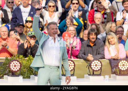 Mainz Schlagersaenger Patrick Lindner beim Auftritt am 15.09.2024 in Mainz beim ZDF-Fernsehgarten *** Mainz Schlager cantante Patrick Lindner esibendosi il 15 09 2024 a Magonza allo ZDF Fernsehgarten Copyright: XEibner-Pressefoto/GerhardxWingenx EP GWR Foto Stock