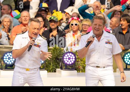 Mainz Schlagerduo Die Schlagerpiloten beim Auftritt am 15.09.2024 in Mainz beim ZDF-Fernsehgarten *** Mainz Schlagerduo Die Schlagerpiloten esibendosi il 15 09 2024 a Magonza allo ZDF Fernsehgarten Copyright: XEibner-Pressefoto/GerhardxWingenx EP GWR Foto Stock