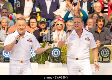 Mainz Schlagerduo Die Schlagerpiloten beim Auftritt am 15.09.2024 in Mainz beim ZDF-Fernsehgarten *** Mainz Schlagerduo Die Schlagerpiloten esibendosi il 15 09 2024 a Magonza allo ZDF Fernsehgarten Copyright: XEibner-Pressefoto/GerhardxWingenx EP GWR Foto Stock