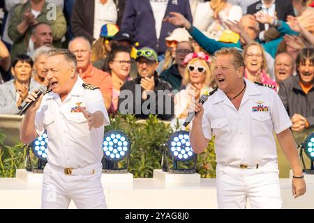 Mainz Schlagerduo Die Schlagerpiloten beim Auftritt am 15.09.2024 in Mainz beim ZDF-Fernsehgarten *** Mainz Schlagerduo Die Schlagerpiloten esibendosi il 15 09 2024 a Magonza allo ZDF Fernsehgarten Copyright: XEibner-Pressefoto/GerhardxWingenx EP GWR Foto Stock