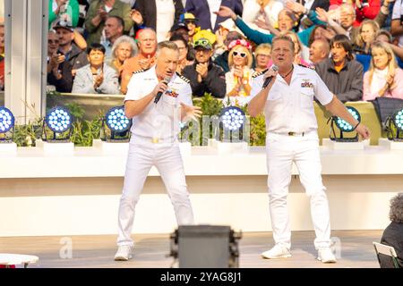 Mainz Schlagerduo Die Schlagerpiloten beim Auftritt am 15.09.2024 in Mainz beim ZDF-Fernsehgarten *** Mainz Schlagerduo Die Schlagerpiloten esibendosi il 15 09 2024 a Magonza allo ZDF Fernsehgarten Copyright: XEibner-Pressefoto/GerhardxWingenx EP GWR Foto Stock