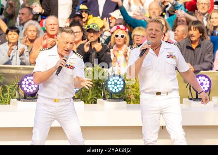 Mainz Schlagerduo Die Schlagerpiloten beim Auftritt am 15.09.2024 in Mainz beim ZDF-Fernsehgarten *** Mainz Schlagerduo Die Schlagerpiloten esibendosi il 15 09 2024 a Magonza allo ZDF Fernsehgarten Copyright: XEibner-Pressefoto/GerhardxWingenx EP GWR Foto Stock