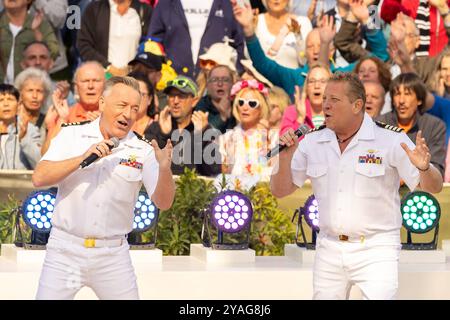 Mainz Schlagerduo Die Schlagerpiloten beim Auftritt am 15.09.2024 in Mainz beim ZDF-Fernsehgarten *** Mainz Schlagerduo Die Schlagerpiloten esibendosi il 15 09 2024 a Magonza allo ZDF Fernsehgarten Copyright: XEibner-Pressefoto/GerhardxWingenx EP GWR Foto Stock