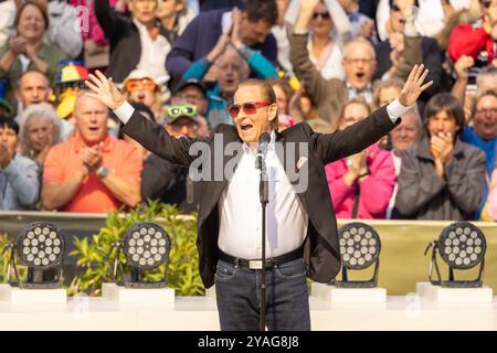 Mainz Schlagersaenger Michael Holm beim Auftritt am 15.09.2024 in Mainz beim ZDF-Fernsehgarten *** Mainz Schlager cantante Michael Holm esibendosi il 15 09 2024 a Magonza allo ZDF Fernsehgarten Copyright: XEibner-Pressefoto/GerhardxWingenx EP GWR Foto Stock