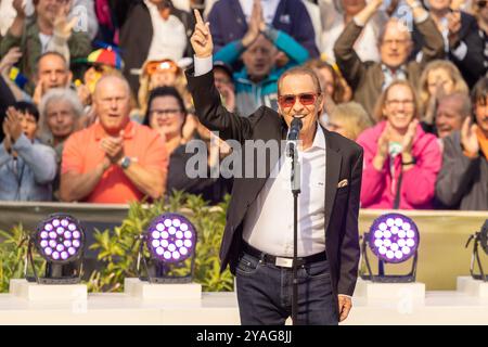 Mainz Schlagersaenger Michael Holm beim Auftritt am 15.09.2024 in Mainz beim ZDF-Fernsehgarten *** Mainz Schlager cantante Michael Holm esibendosi il 15 09 2024 a Magonza allo ZDF Fernsehgarten Copyright: XEibner-Pressefoto/GerhardxWingenx EP GWR Foto Stock