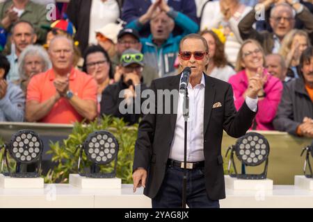 Mainz Schlagersaenger Michael Holm beim Auftritt am 15.09.2024 in Mainz beim ZDF-Fernsehgarten *** Mainz Schlager cantante Michael Holm esibendosi il 15 09 2024 a Magonza allo ZDF Fernsehgarten Copyright: XEibner-Pressefoto/GerhardxWingenx EP GWR Foto Stock