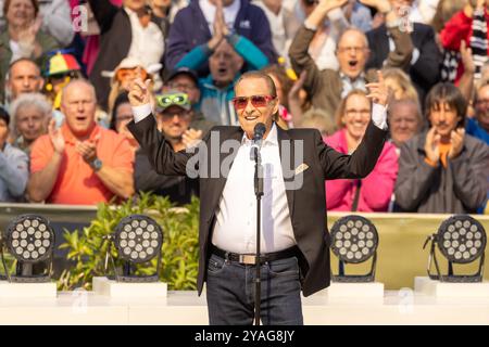 Mainz Schlagersaenger Michael Holm beim Auftritt am 15.09.2024 in Mainz beim ZDF-Fernsehgarten *** Mainz Schlager cantante Michael Holm esibendosi il 15 09 2024 a Magonza allo ZDF Fernsehgarten Copyright: XEibner-Pressefoto/GerhardxWingenx EP GWR Foto Stock