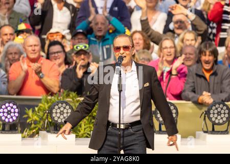 Mainz Schlagersaenger Michael Holm beim Auftritt am 15.09.2024 in Mainz beim ZDF-Fernsehgarten *** Mainz Schlager cantante Michael Holm esibendosi il 15 09 2024 a Magonza allo ZDF Fernsehgarten Copyright: XEibner-Pressefoto/GerhardxWingenx EP GWR Foto Stock