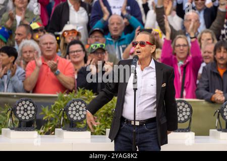 Mainz Schlagersaenger Michael Holm beim Auftritt am 15.09.2024 in Mainz beim ZDF-Fernsehgarten *** Mainz Schlager cantante Michael Holm esibendosi il 15 09 2024 a Magonza allo ZDF Fernsehgarten Copyright: XEibner-Pressefoto/GerhardxWingenx EP GWR Foto Stock