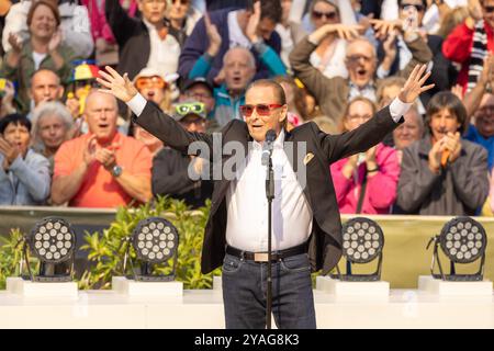 Mainz Schlagersaenger Michael Holm beim Auftritt am 15.09.2024 in Mainz beim ZDF-Fernsehgarten *** Mainz Schlager cantante Michael Holm esibendosi il 15 09 2024 a Magonza allo ZDF Fernsehgarten Copyright: XEibner-Pressefoto/GerhardxWingenx EP GWR Foto Stock