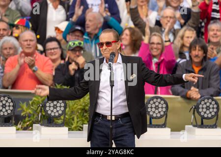Mainz Schlagersaenger Michael Holm beim Auftritt am 15.09.2024 in Mainz beim ZDF-Fernsehgarten *** Mainz Schlager cantante Michael Holm esibendosi il 15 09 2024 a Magonza allo ZDF Fernsehgarten Copyright: XEibner-Pressefoto/GerhardxWingenx EP GWR Foto Stock