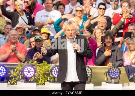 Mainz Schlagersaenger Bernhard Brink beim Auftritt am 15.09.2024 in Mainz beim ZDF-Fernsehgarten *** Mainz Schlager cantante Bernhard Brink esibendosi il 15 09 2024 a Magonza allo ZDF Fernsehgarten Copyright: XEibner-Pressefoto/GerhardxWingenx EP GWR Foto Stock