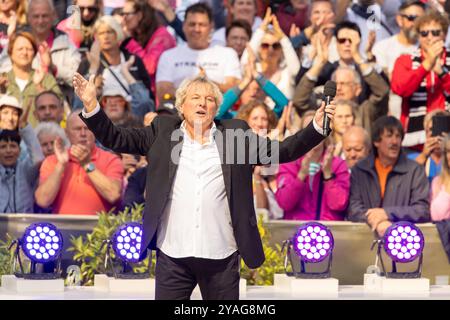 Mainz Schlagersaenger Bernhard Brink beim Auftritt am 15.09.2024 in Mainz beim ZDF-Fernsehgarten *** Mainz Schlager cantante Bernhard Brink esibendosi il 15 09 2024 a Magonza allo ZDF Fernsehgarten Copyright: XEibner-Pressefoto/GerhardxWingenx EP GWR Foto Stock