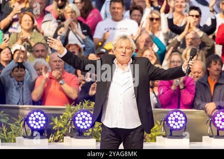 Mainz Schlagersaenger Bernhard Brink beim Auftritt am 15.09.2024 in Mainz beim ZDF-Fernsehgarten *** Mainz Schlager cantante Bernhard Brink esibendosi il 15 09 2024 a Magonza allo ZDF Fernsehgarten Copyright: XEibner-Pressefoto/GerhardxWingenx EP GWR Foto Stock
