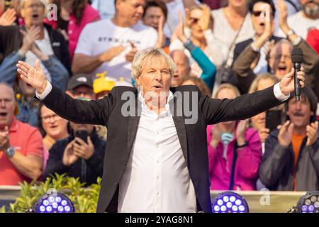 Mainz Schlagersaenger Bernhard Brink beim Auftritt am 15.09.2024 in Mainz beim ZDF-Fernsehgarten *** Mainz Schlager cantante Bernhard Brink esibendosi il 15 09 2024 a Magonza allo ZDF Fernsehgarten Copyright: XEibner-Pressefoto/GerhardxWingenx EP GWR Foto Stock