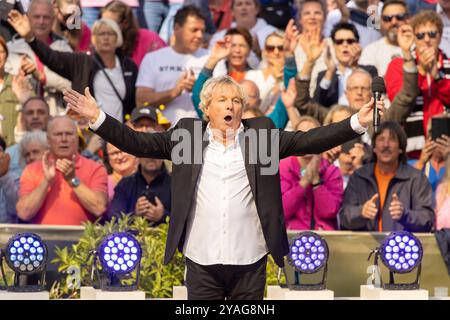 Mainz Schlagersaenger Bernhard Brink beim Auftritt am 15.09.2024 in Mainz beim ZDF-Fernsehgarten *** Mainz Schlager cantante Bernhard Brink esibendosi il 15 09 2024 a Magonza allo ZDF Fernsehgarten Copyright: XEibner-Pressefoto/GerhardxWingenx EP GWR Foto Stock