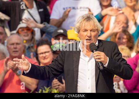 Mainz Schlagersaenger Bernhard Brink beim Auftritt am 15.09.2024 in Mainz beim ZDF-Fernsehgarten *** Mainz Schlager cantante Bernhard Brink esibendosi il 15 09 2024 a Magonza allo ZDF Fernsehgarten Copyright: XEibner-Pressefoto/GerhardxWingenx EP GWR Foto Stock