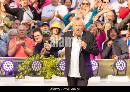Mainz Schlagersaenger Bernhard Brink beim Auftritt am 15.09.2024 in Mainz beim ZDF-Fernsehgarten *** Mainz Schlager cantante Bernhard Brink esibendosi il 15 09 2024 a Magonza allo ZDF Fernsehgarten Copyright: XEibner-Pressefoto/GerhardxWingenx EP GWR Foto Stock