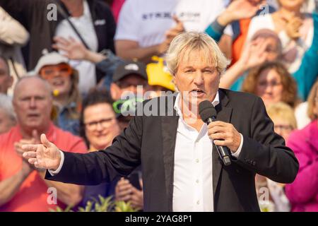 Mainz Schlagersaenger Bernhard Brink beim Auftritt am 15.09.2024 in Mainz beim ZDF-Fernsehgarten *** Mainz Schlager cantante Bernhard Brink esibendosi il 15 09 2024 a Magonza allo ZDF Fernsehgarten Copyright: XEibner-Pressefoto/GerhardxWingenx EP GWR Foto Stock