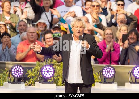 Mainz Schlagersaenger Bernhard Brink beim Auftritt am 15.09.2024 in Mainz beim ZDF-Fernsehgarten *** Mainz Schlager cantante Bernhard Brink esibendosi il 15 09 2024 a Magonza allo ZDF Fernsehgarten Copyright: XEibner-Pressefoto/GerhardxWingenx EP GWR Foto Stock
