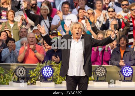 Mainz Schlagersaenger Bernhard Brink beim Auftritt am 15.09.2024 in Mainz beim ZDF-Fernsehgarten *** Mainz Schlager cantante Bernhard Brink esibendosi il 15 09 2024 a Magonza allo ZDF Fernsehgarten Copyright: XEibner-Pressefoto/GerhardxWingenx EP GWR Foto Stock