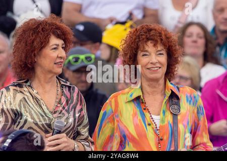 Mainz Schlagerduo Cora beim Auftritt am 15.09.2024 in Mainz beim ZDF-Fernsehgarten *** Mainz duo pop Cora esibendosi il 15 09 2024 a Magonza presso ZDF Fernsehgarten Copyright: XEibner-Pressefoto/GerhardxWingenx EP GWR Foto Stock
