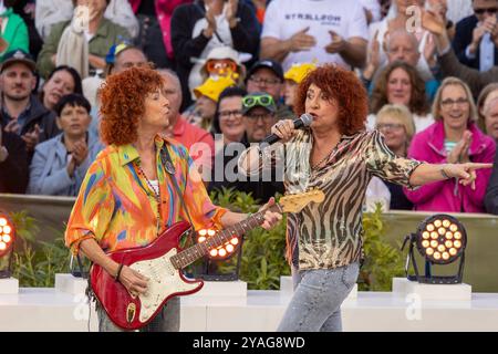 Mainz Schlagerduo Cora beim Auftritt am 15.09.2024 in Mainz beim ZDF-Fernsehgarten *** Mainz duo pop Cora esibendosi il 15 09 2024 a Magonza presso ZDF Fernsehgarten Copyright: XEibner-Pressefoto/GerhardxWingenx EP GWR Foto Stock