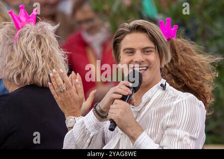 Mainz Schlagersaenger Vincent Gross beim Auftritt am 15.09.2024 in Mainz beim ZDF-Fernsehgarten *** Mainz Schlager cantante Vincent Gross esibendosi il 15 09 2024 a Magonza allo ZDF Fernsehgarten Copyright: XEibner-Pressefoto/GerhardxWingenx EP GWR Foto Stock