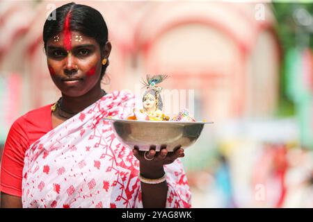 Durga Puja festival a Dacca i devoti prendono parte a un rituale Sindoor Khela in cui le donne sposate si uniscono a vicenda con polvere di vermiglio prima dell'immersione della dea indù Durga idoli durante la festa indù di Durga Puja a Dacca il 13 ottobre 2024. Dhaka Distretto di Dhaka Bangladesh Copyright: XHabiburxRahmanx Foto Stock