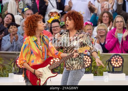 Mainz Schlagerduo Cora beim Auftritt am 15.09.2024 in Mainz beim ZDF-Fernsehgarten *** Mainz duo pop Cora esibendosi il 15 09 2024 a Magonza presso ZDF Fernsehgarten Copyright: XEibner-Pressefoto/GerhardxWingenx EP GWR Foto Stock
